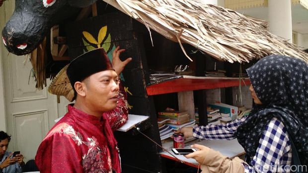 Sopir Angkot, Kuli, dan Tukang Tambal Ban Genjot Minat Baca