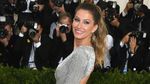 Sexy Backless, Lekukan Indah Tubuh Gisele Bundchen