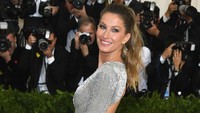Gisele tampak semringah dibidik kamera. Foto: Dia Dipasupil/GettyImages