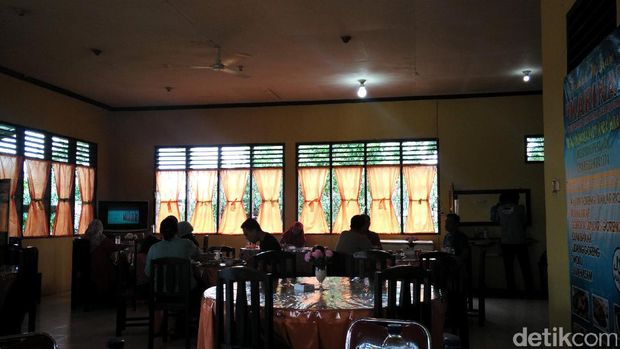 Suasana Rumah Makan Karina yang cukup ramai (Wahyu/detikTravel)