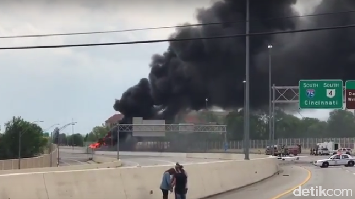 Lawan Arah, Mobil Tabrak Truk BBM dan Meledak