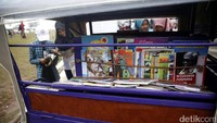 Ada juga supir bemo bernama Sutino alias Kinong. Pria tua ini telah narik bemo sejak 1976. Bemonya digunakan untuk menarik penumpang pada pagi hari. Sore harinya, rak-rak berisi buku dipajang di bagian belakang.