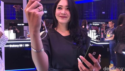 Aksi Si Cantik dan Galaxy S8