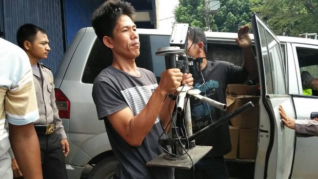 Warga amankan alat semacam pompa untuk produksi miras.