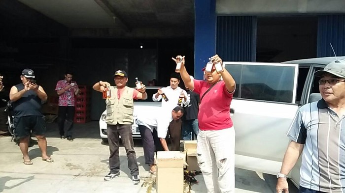 Warga Gerebek Gudang Miras Berkedok Toko Bangunan di Cilegon