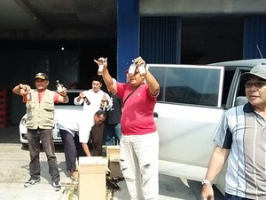 Warga Gerebek Gudang Miras Berkedok Toko Bangunan di Cilegon