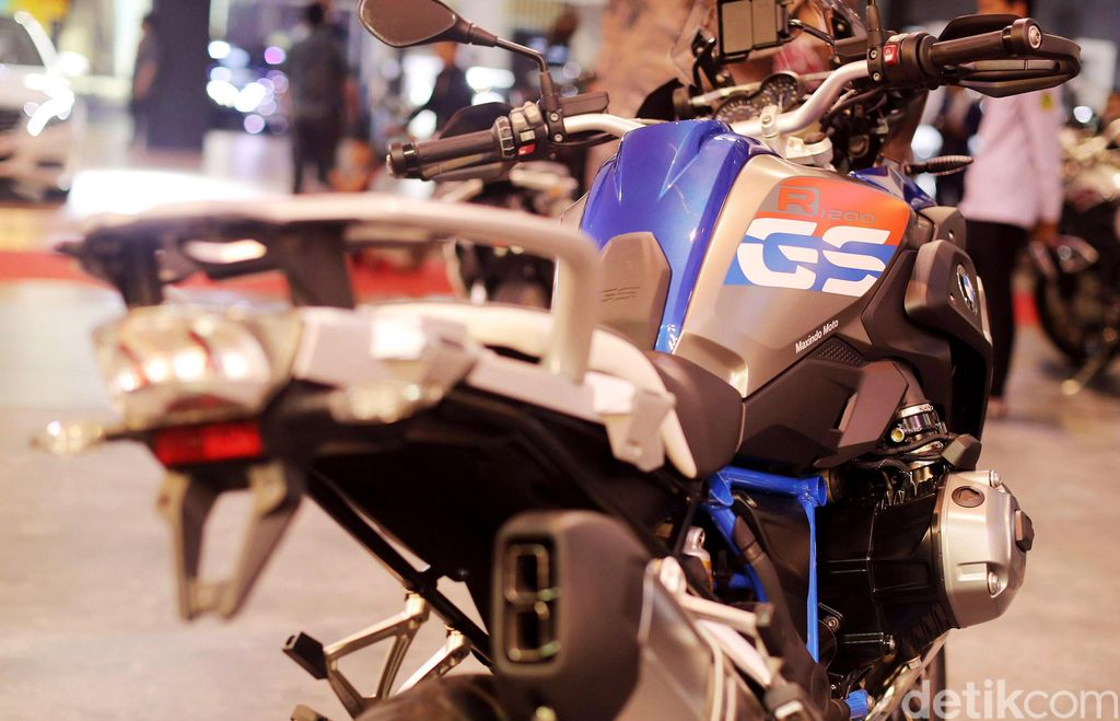 BMW Motorrad resmi memperkenalkan hasil perkawinannya dengan TVS. Motor yang disapa BMW G 310 R ini curi perhatian di ajang Indonesia International Motor Show (IIMS) 2017.