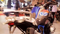 BMW R 1200 GS Rallye mewakili riders BMW Motorrad yang mencintai alam bebas, menemukan petualangan dan bahkan jalan baru. Mereka membutuhkan rekan kerja yang kuat dan reliable. BMW R 1200 GS Rallye yang dibekali mesin 2 silinder Boxer, dengan kapasitas sebesar 1.200 cc dan mampu menghasilkan tenaga sebesar 125 HP.