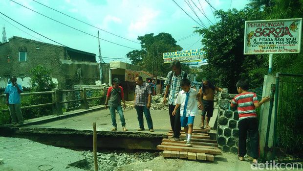 Perbaikan Jembatan Kali Krukut Depok yang Amblas Butuh 2 Pekan
