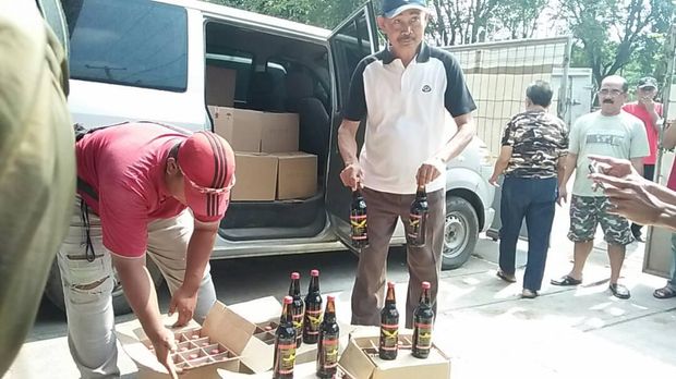 Pemilik gudang tidak ada di tempat saat penggerebekan.