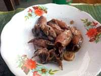 Warung Teteh Nikmatnya Rame rame Menyantap Nasi Liwet Warung Teteh Nikmatnya Rame rame Menyantap Nasi Liwet