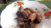 Cumi hitam bisa jadi menu tambahannya. Teksturnya kenyal dengan bumbu hitamnya hasilkan sensasi rasa gurih.