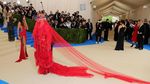 Katy Perry Tampil Merah Artistik