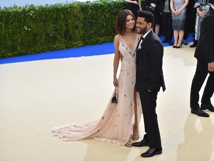 Makin Lengket, Selena Gomez Belum Berniat Kolaborasi dengan The Weeknd