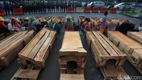 Dalam aksi tersebut, petani tidur di dalam peti kayu dan ditaburi tanah merah di atasnya.