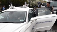 Setelah itu Zuckerberg juga mencoba mobil masa depan, Ford Fusion Hybrid yang sudah dipasangi dengan teknologi otonom.