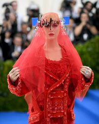 Foto: Katy Perry Jadi 'Pengantin Merah' di Met Gala