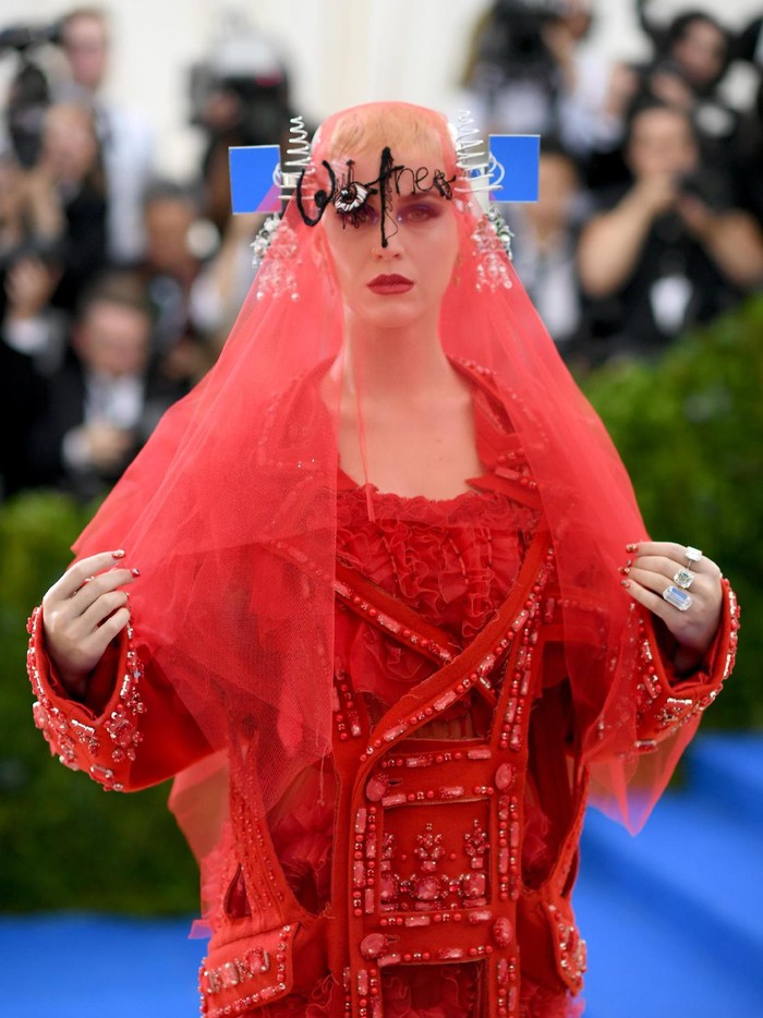 Pakai Gaun Desainer Antisemitisme, Katy Perry Picu Kontroversi