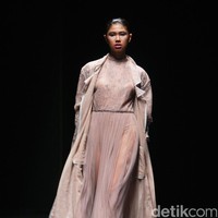 Koleksi terbaru Sapto Djojokartiko di Plaza Indonesia Fashion Week 2017. Plaza Indonesia Lt.8, Thamrin. Jakarta. [Foto: Mohammad Abduh/Wolipop]