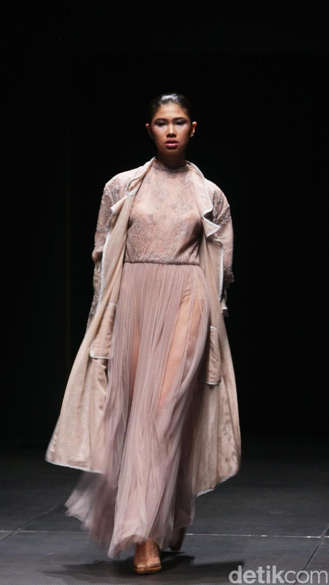 Koleksi terbaru Sapto Djojokartiko di Plaza Indonesia Fashion Week 2017. Plaza Indonesia Lt.8, Thamrin. Jakarta. [Foto: Mohammad Abduh/Wolipop]