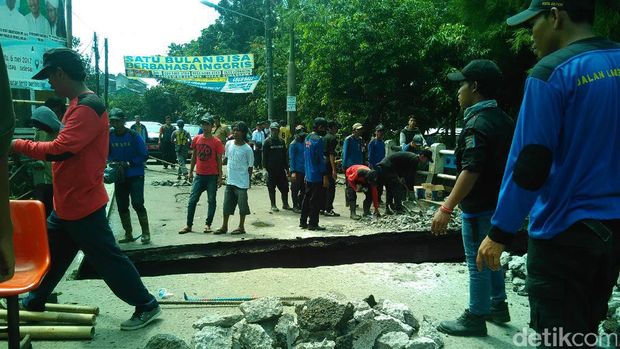 Jembatan Kali Krukut Depok amblas.