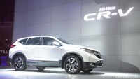 Honda memanfaatkan pameran mobil tahunan IIMS untuk meluncurkan SUV terbarunya CR-V bermesin 1.500cc yang berbekal turbo. Foto: Rendi Herdiansyah