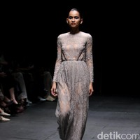 Koleksi terbaru Sapto Djojokartiko di Plaza Indonesia Fashion Week 2017. Plaza Indonesia Lt.8, Thamrin. Jakarta. [Foto: Mohammad Abduh/Wolipop]