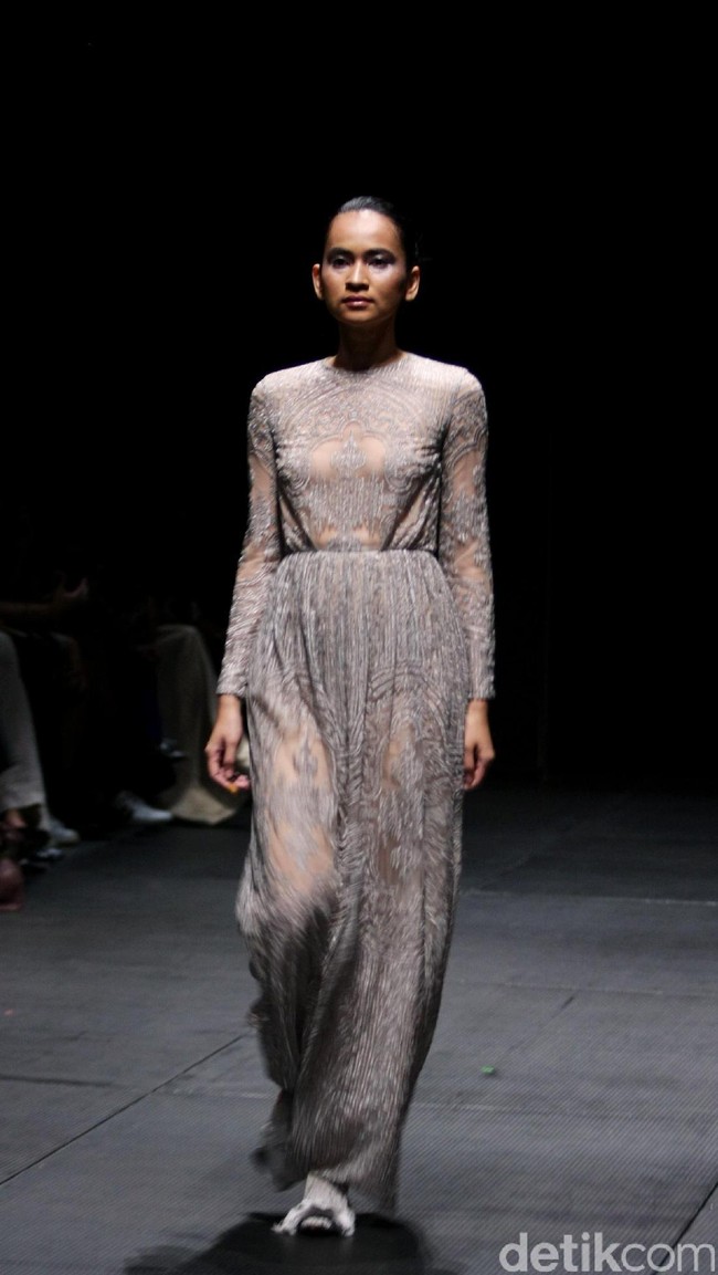 Koleksi terbaru Sapto Djojokartiko di Plaza Indonesia Fashion Week 2017. Plaza Indonesia Lt.8, Thamrin. Jakarta. [Foto: Mohammad Abduh/Wolipop]