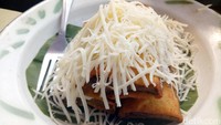 Puas menyantap nasi liwet yang mengenyangkan. Jangan lupa pesan piscok Sukabumi yang berisi cokelat leleh dan parutan keju gurih.