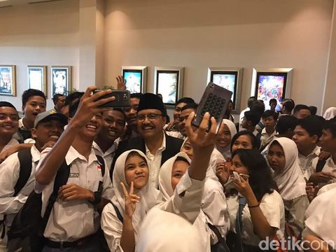 Peringati Hardiknas, Ribuan Pelajar SMA Nonton Bareng Film Kartini