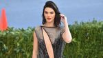 Kendall Jenner Bergaun Menerawang