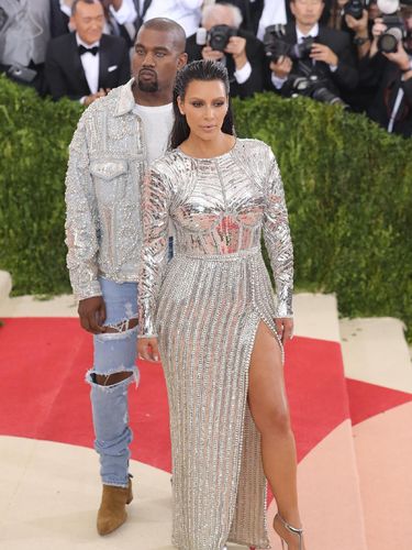 Ini Alasan Kanye West Selalu Pose di Belakang Kim Kardashian