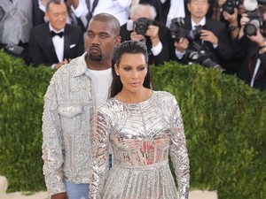 Alasan Kanye West Suka Kim Kardashian Pakai Baju Seksi Saat Jalan-jalan