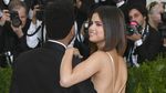 Selena Gomez Seksi Abis di Met Gala 2017