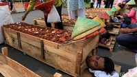 Hari ini para buruh akan melaksanakan aksi di depan Istana Negara. Berdasarkan pantauan detikcom, saat ini para buruh dari beberapa organisasi sudsh mulai berdatangan ke sekitar patung kuda.