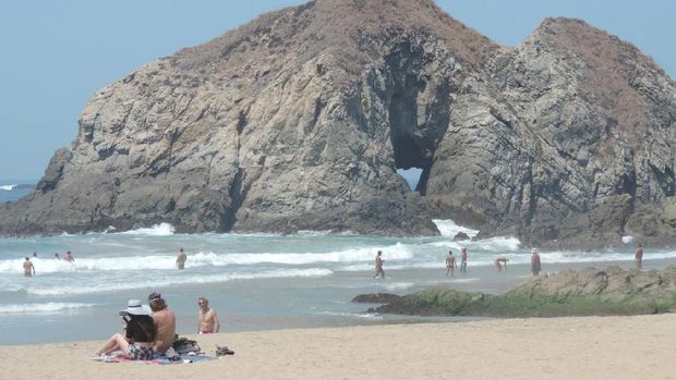 Di depannya langsung Pantai Bugil (Nude Zipolite)