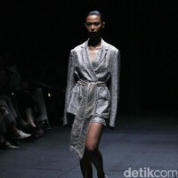 Koleksi terbaru Sapto Djojokartiko di Plaza Indonesia Fashion Week 2017. Plaza Indonesia Lt.8, Thamrin. Jakarta. [Foto: Mohammad Abduh/Wolipop]