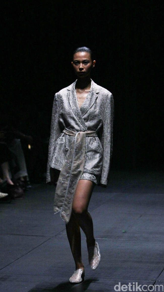 Koleksi terbaru Sapto Djojokartiko di Plaza Indonesia Fashion Week 2017. Plaza Indonesia Lt.8, Thamrin. Jakarta. [Foto: Mohammad Abduh/Wolipop]