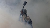 Polisi juga siaga dengan masker yang sama. REUTERS/Carlos Garcia Rawlins.