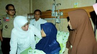 Khofifah juga menyempatkan menengok korban selamat di RSUD Tidar, Magelang. Dok, Humas Kemensos.