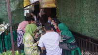 Di jalan Petogogan 1 Blok A No. 20, Jakarta Selatan Anda bisa menikmati nasi liwet khas Sunda. Di warung sederhana ini, Anda bersama keluarga dan teman bisa menyantap nasi liwet beralas daun dengan tangan.