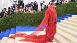 Katy Perry Tampil Merah Artistik