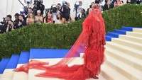 Seluruh tubuh Katy Perry ditutup gaun merah. Foto: Dia Dipasupil/Getty Images