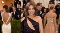 Seksinya penampilan Thalia, si Maria Mercedes dalam ajang yang tahun ini bertema Rei Kawakubo/Comme des Garcons: Art Of The In-Between. Dia Dipasupil/Getty Images/detikFoto.