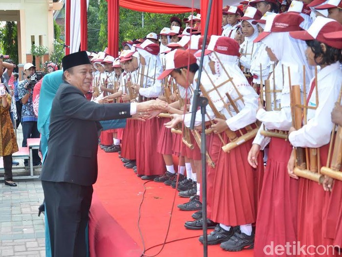 Lagu Wingko Babat Iringi Peringatan Hari Pendidikan di Lamongan