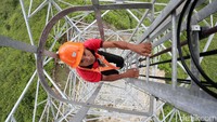 Menara BTS yang tinggi dan berangin bakal dipanjat, dengan peralatan yang menjamin keselamatan tentunya.‎