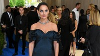 Bintang film Batman Begins itu tetap menebar pesonanya di usia 38 tahun. Foto: Dimitrios Kambouris/GettyImages