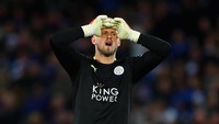 Dengan berat badan 92 kilogram dan tinggi badannya 190 sentimeter, kiper Denmark Kasper Schmeichel termasuk dalam kategori overweight dengan indeks massa tubuh 25,48 kg/m2. Foto: Clive Rose/Getty Images