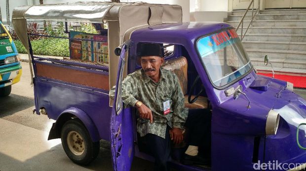 Sopir Angkot, Kuli, dan Tukang Tambal Ban Genjot Minat Baca