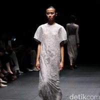 Koleksi terbaru Sapto Djojokartiko di Plaza Indonesia Fashion Week 2017. Plaza Indonesia Lt.8, Thamrin. Jakarta. [Foto: Mohammad Abduh/Wolipop]